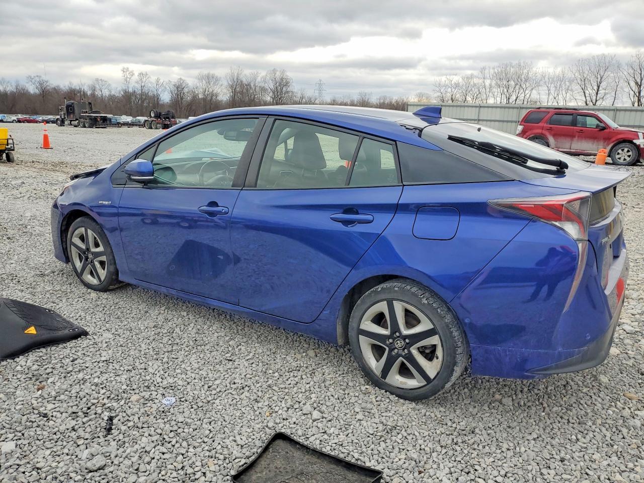 2018 TOYOTA PRIUS photo 2