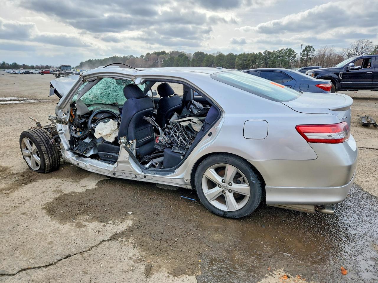 2010 TOYOTA CAMRY SE photo 3