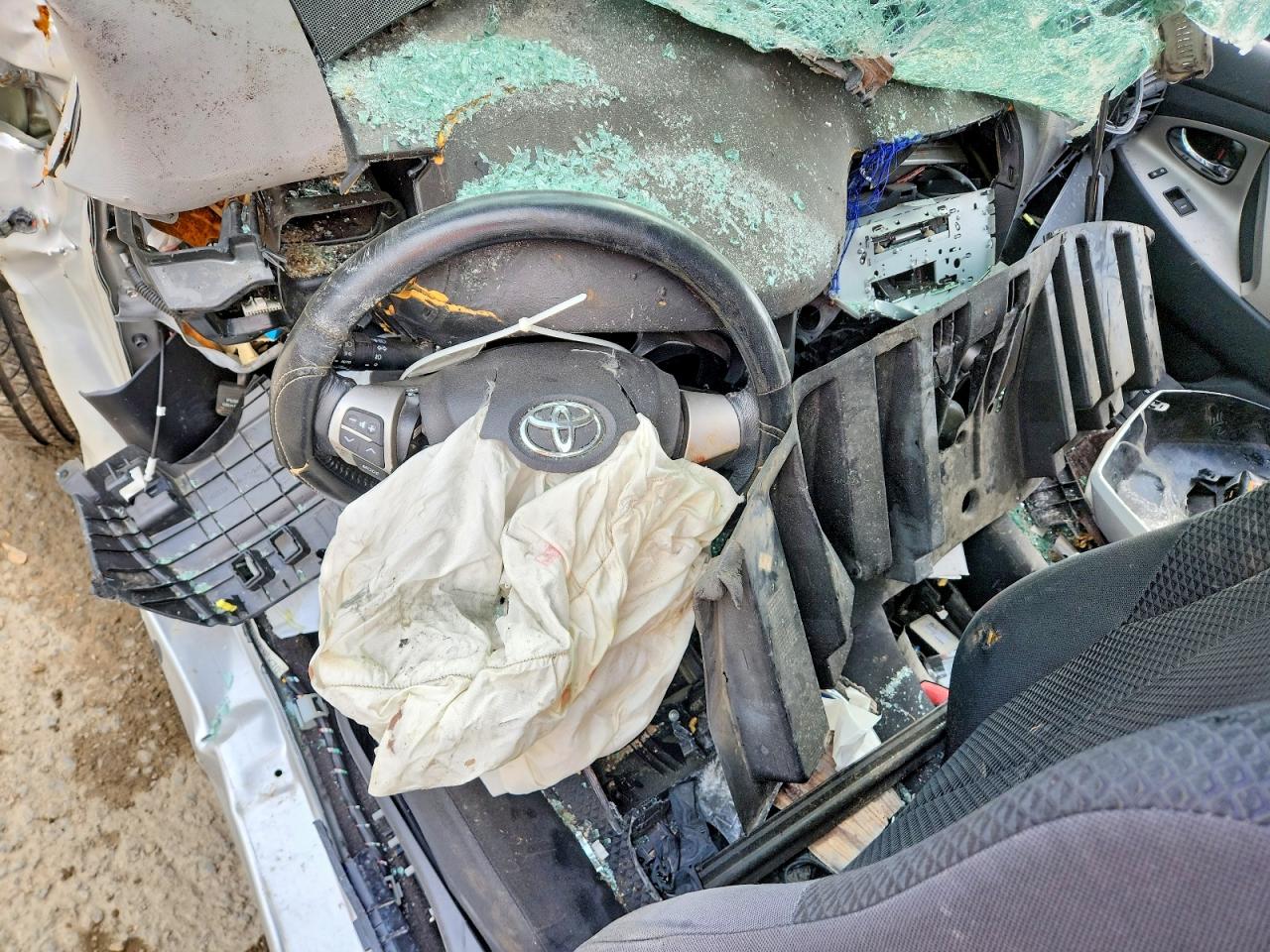 2010 TOYOTA CAMRY SE photo 15