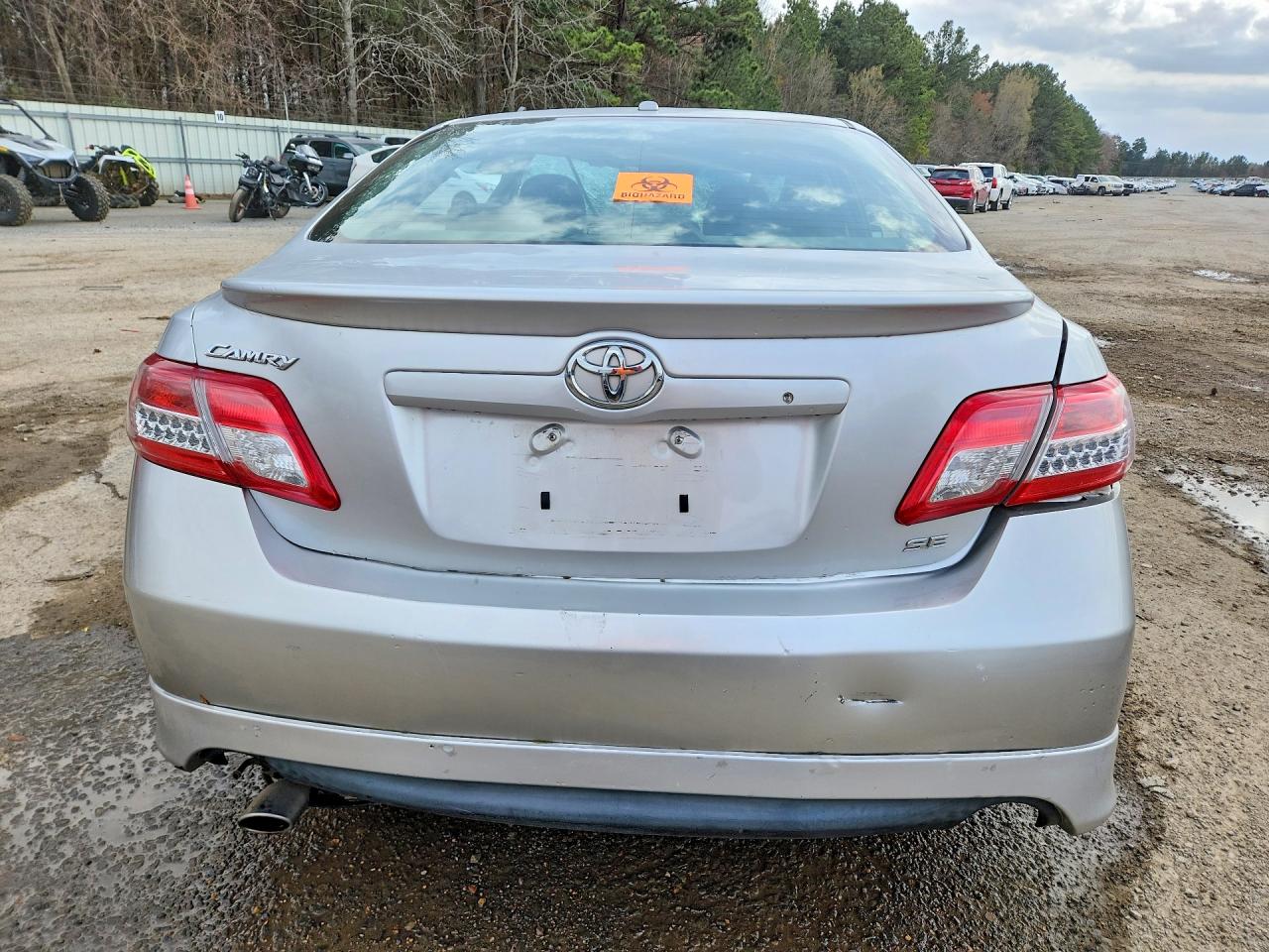 2010 TOYOTA CAMRY SE photo 11