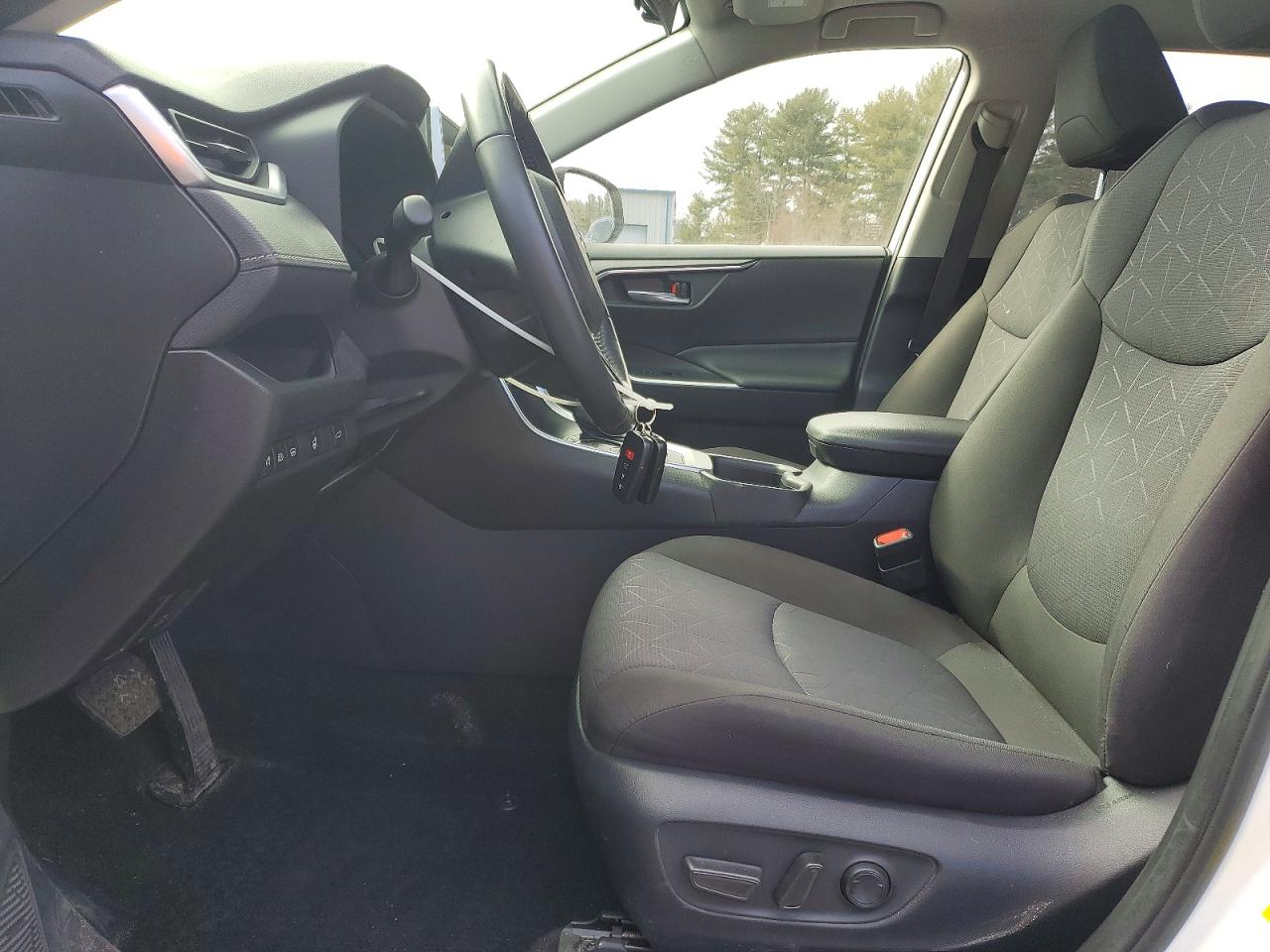 2024 TOYOTA RAV4 XLE photo 7