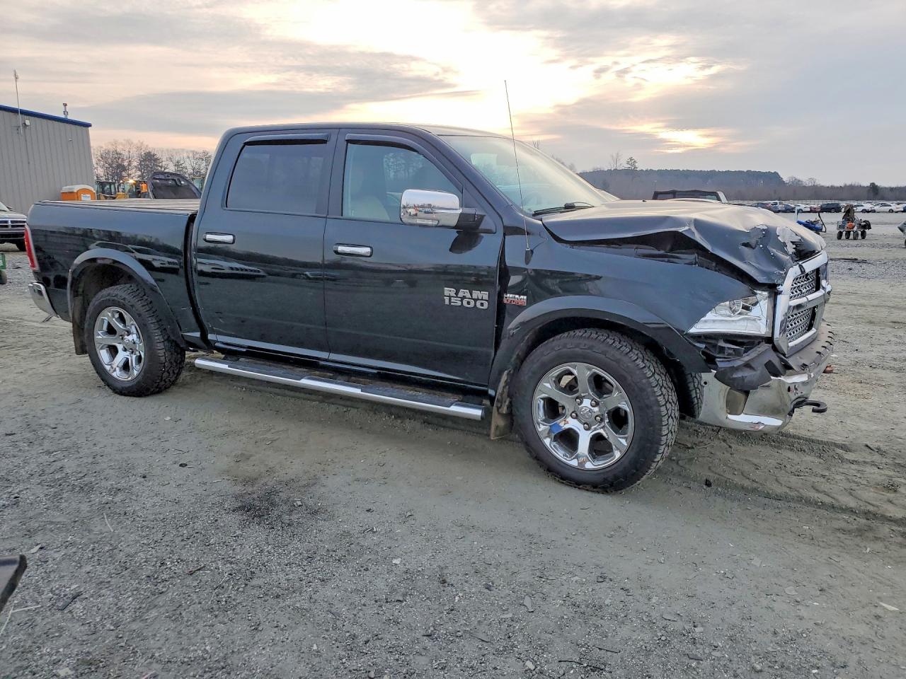 2015 RAM 1500 LARAMIE photo 4