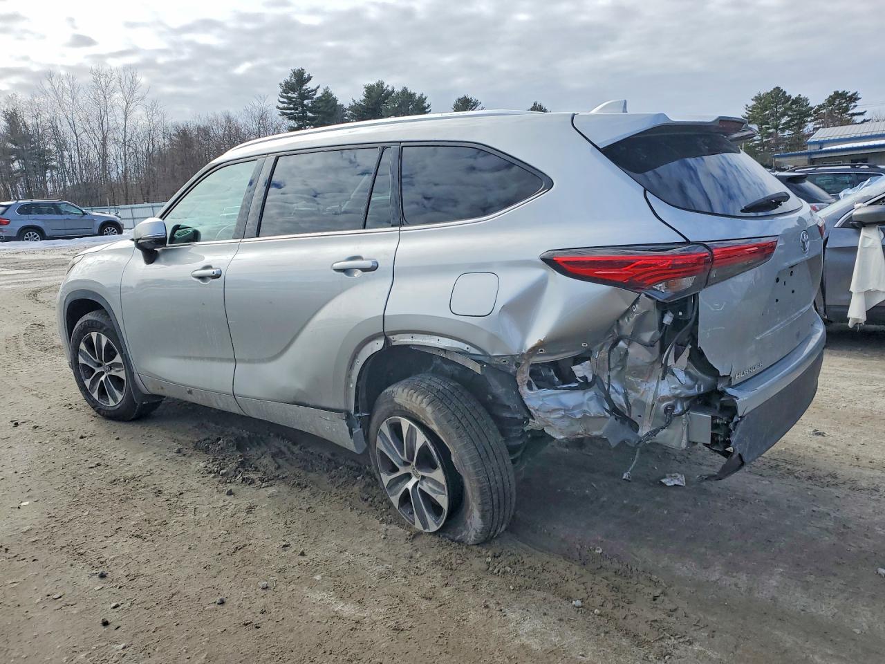2021 TOYOTA HIGHLANDER XLE photo 4