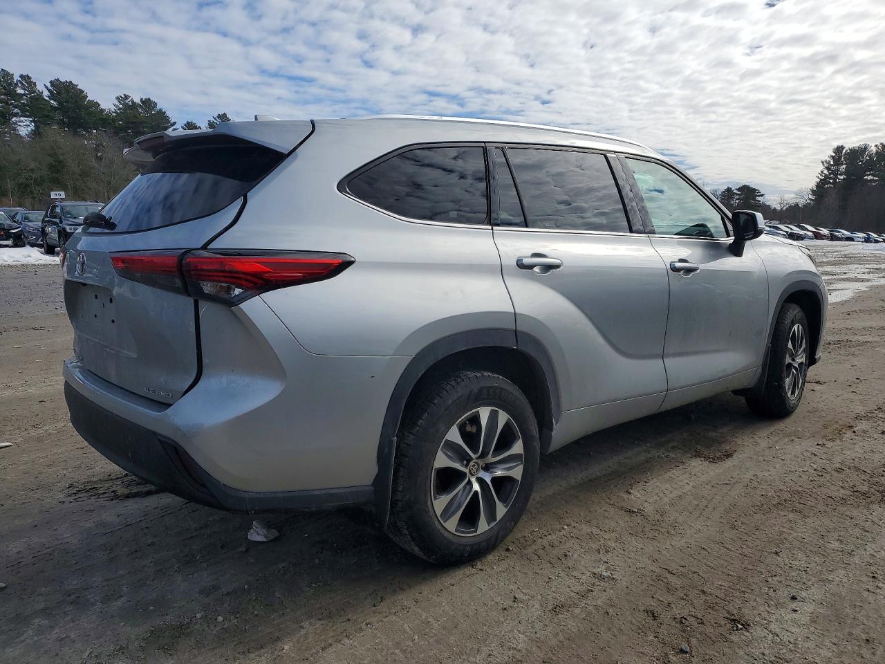 2021 TOYOTA HIGHLANDER XLE photo 7
