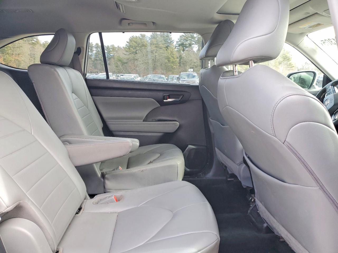 2021 TOYOTA HIGHLANDER XLE photo 31