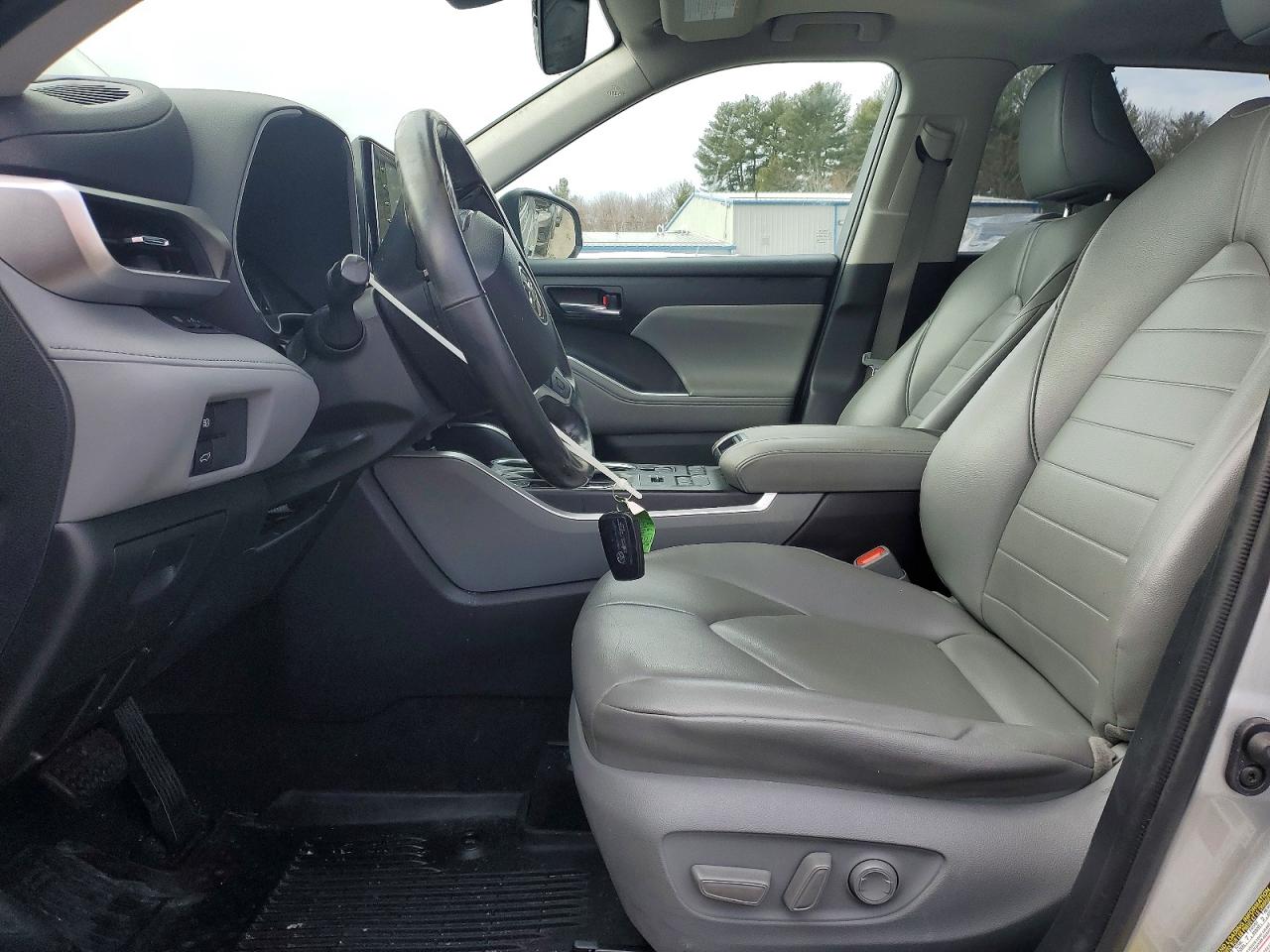 2021 TOYOTA HIGHLANDER XLE photo 19