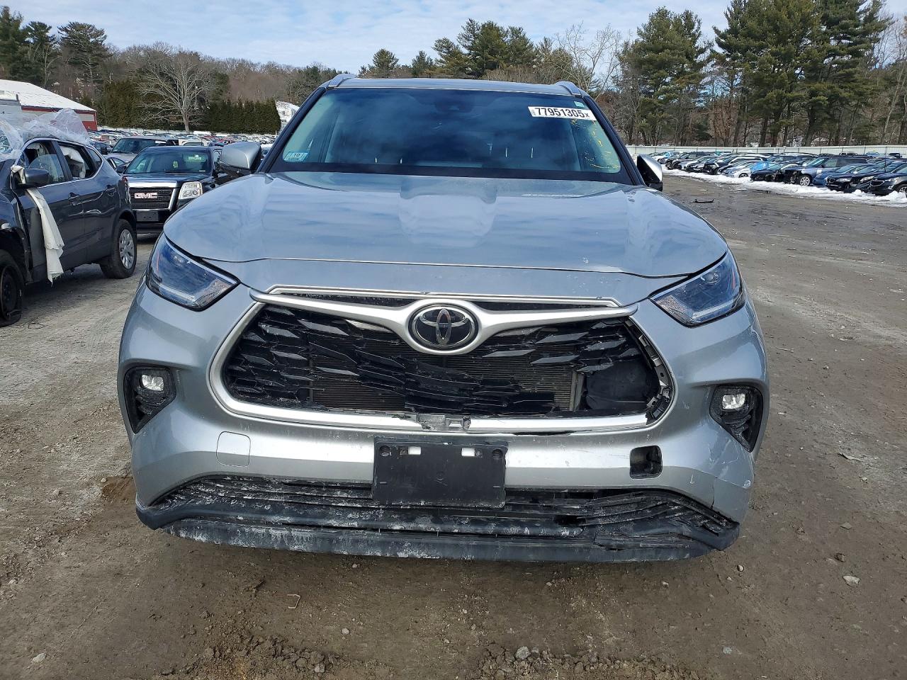 2021 TOYOTA HIGHLANDER XLE photo 13