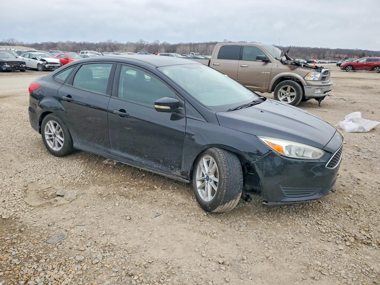 2017 FORD FOCUS SE photo 4