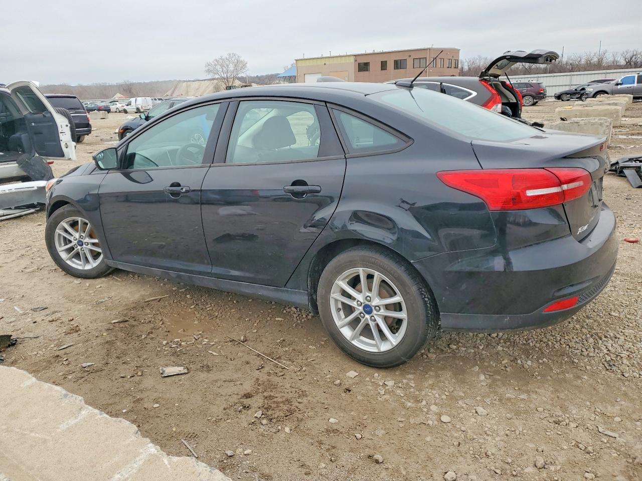 2017 FORD FOCUS SE photo 2