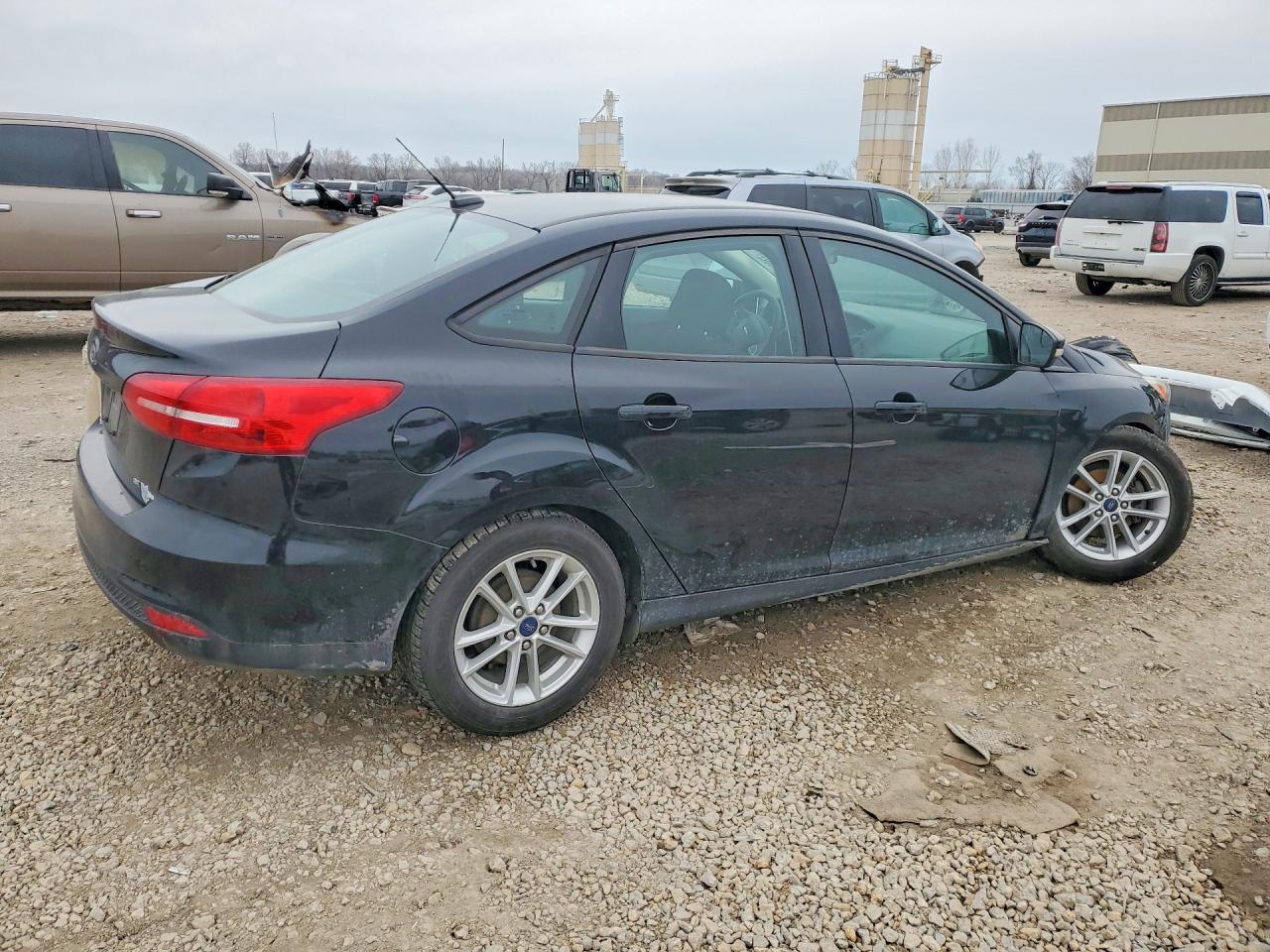 2017 FORD FOCUS SE photo 3