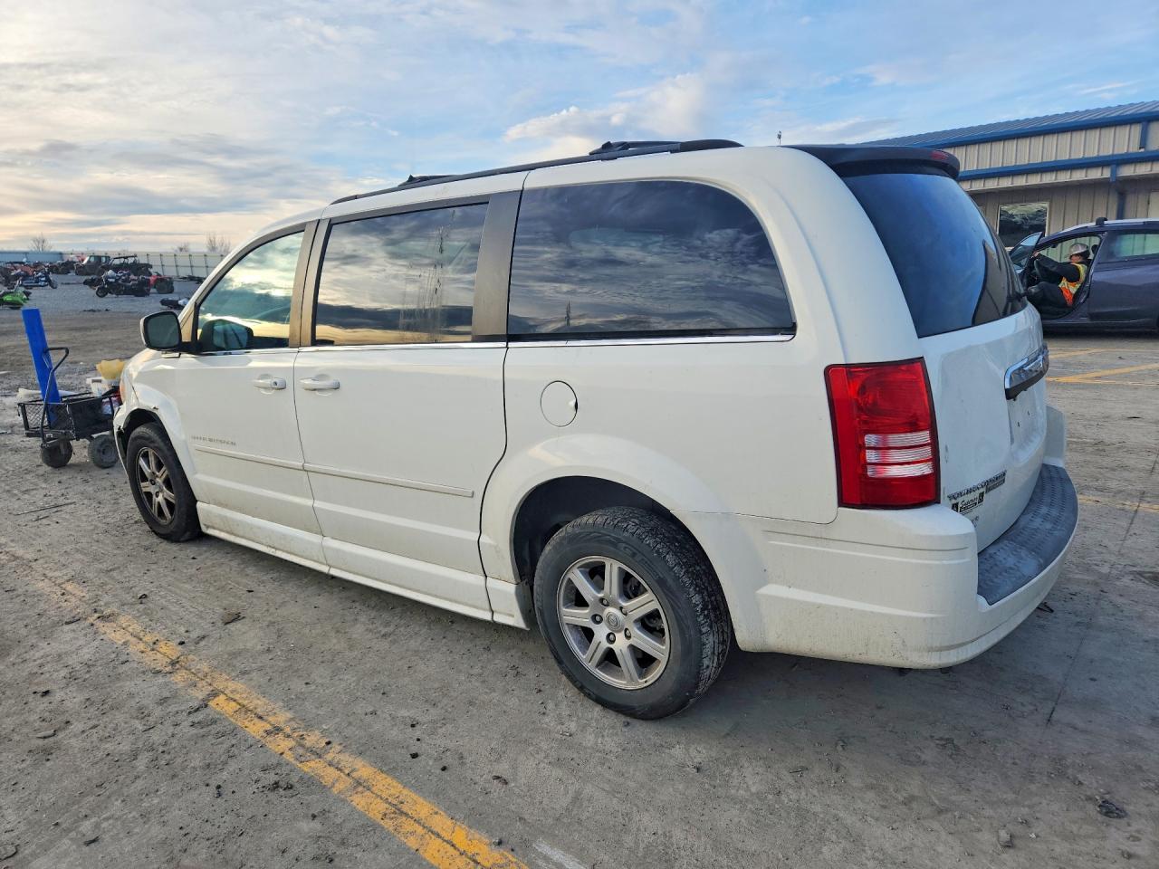 2008 CHRYSLER TOWN & COUNTRY TOURING photo 2