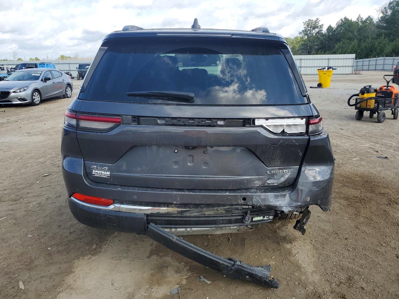 2023 JEEP GRAND CHEROKEE LAREDO photo 11