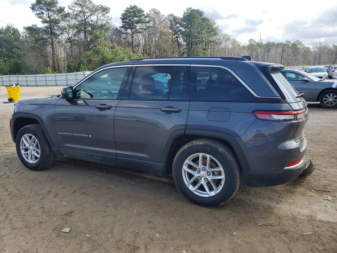 2023 JEEP GRAND CHEROKEE LAREDO photo 3