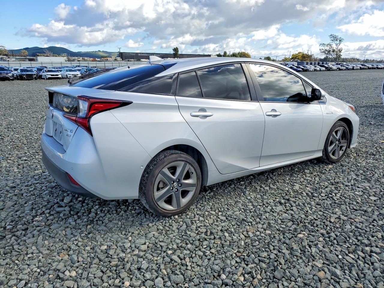 2019 TOYOTA PRIUS photo 3