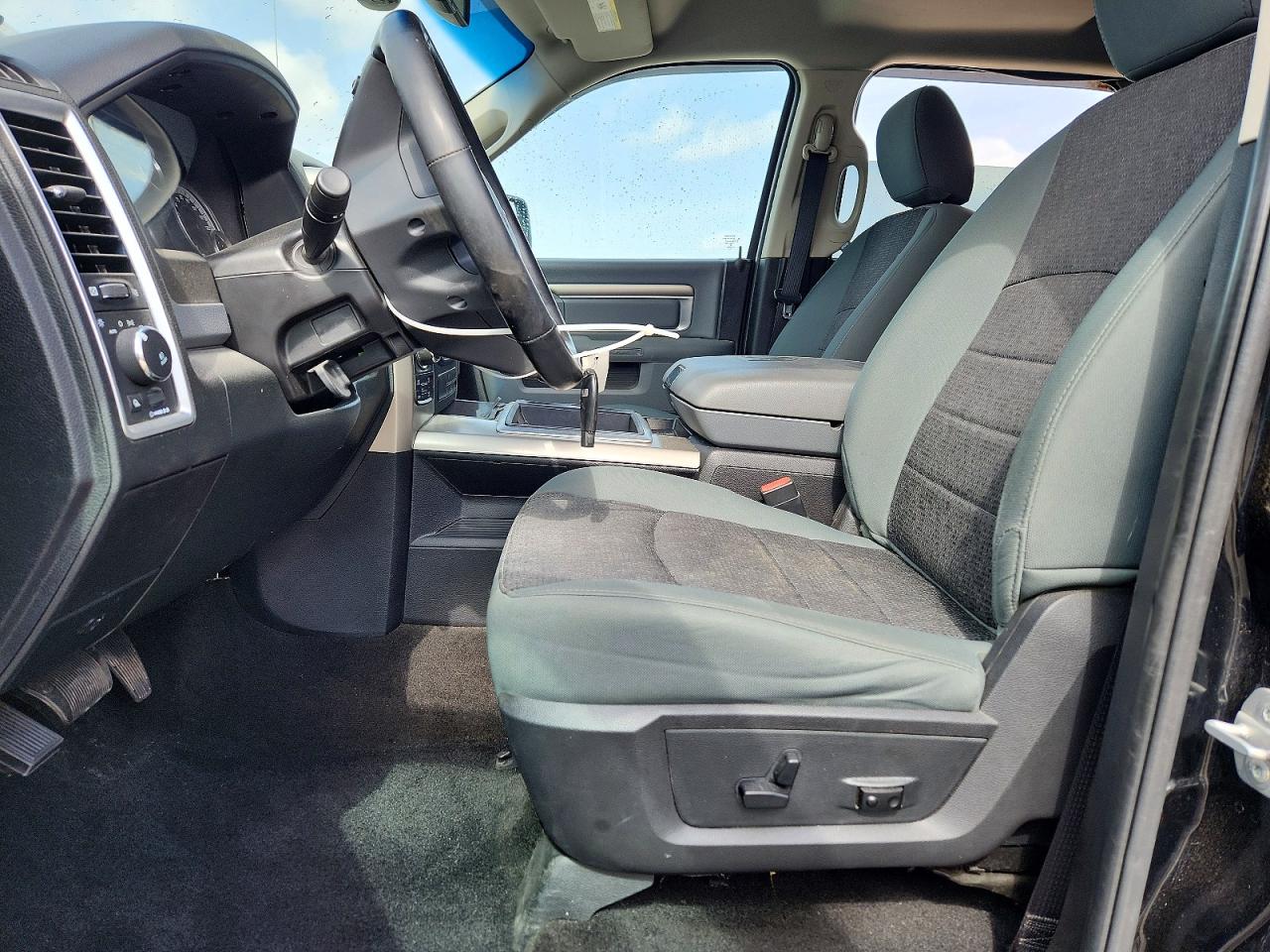 2015 RAM 1500 SLT photo 7
