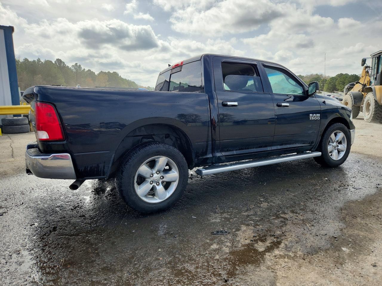 2015 RAM 1500 SLT photo 3