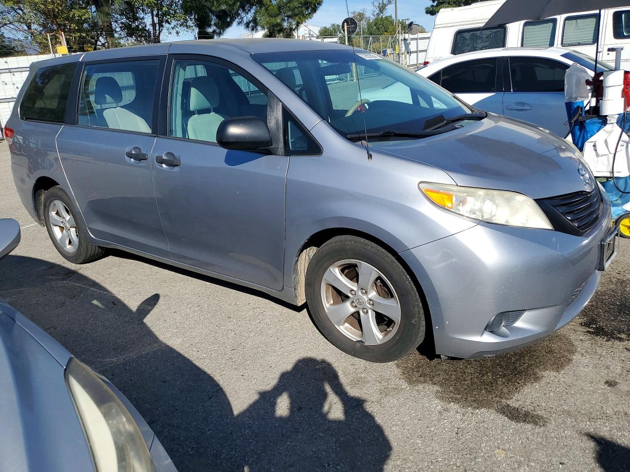 2013 TOYOTA SIENNA photo 7
