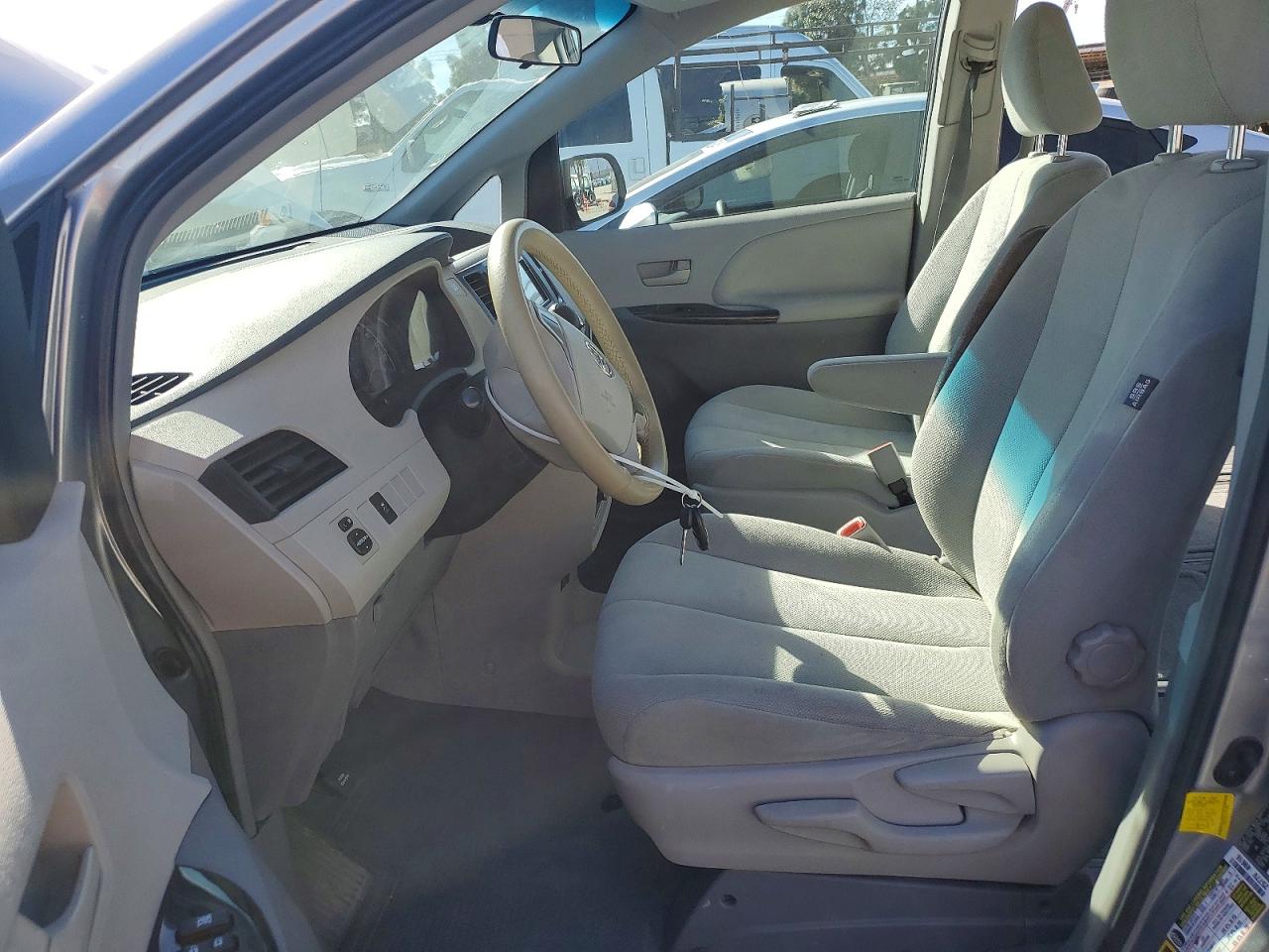 2013 TOYOTA SIENNA photo 13