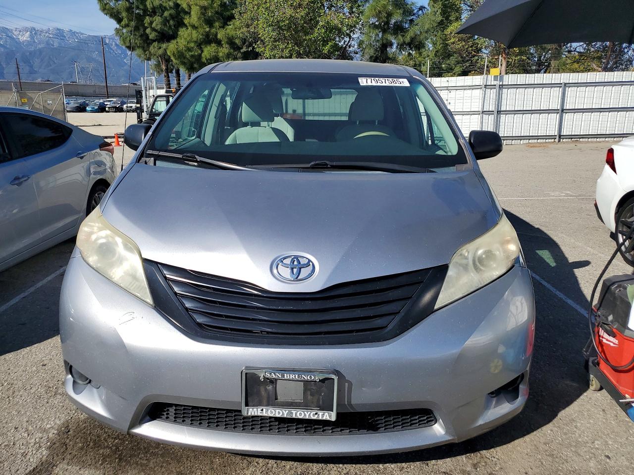 2013 TOYOTA SIENNA photo 9