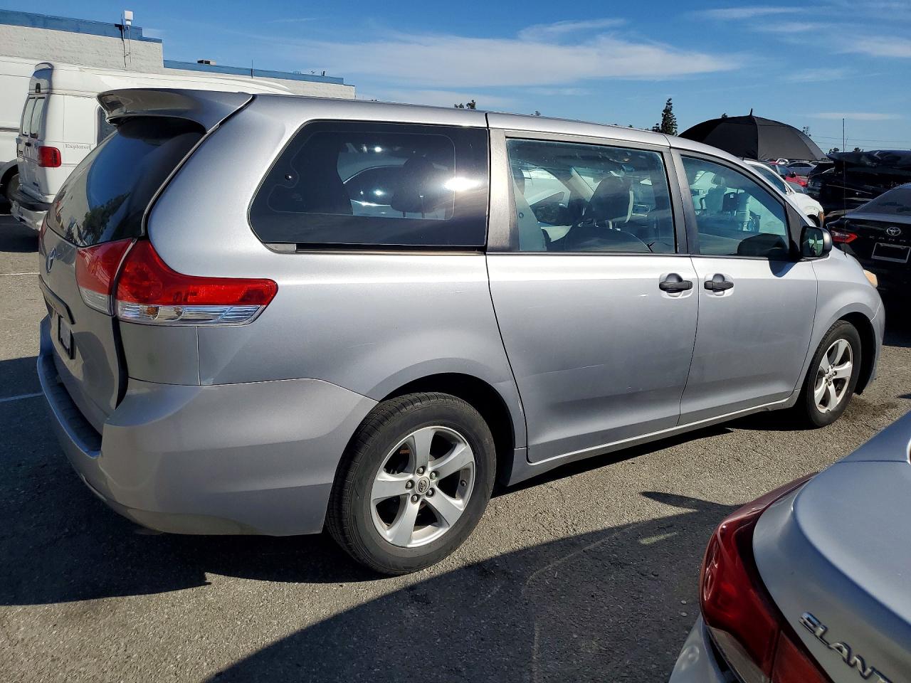 2013 TOYOTA SIENNA photo 5