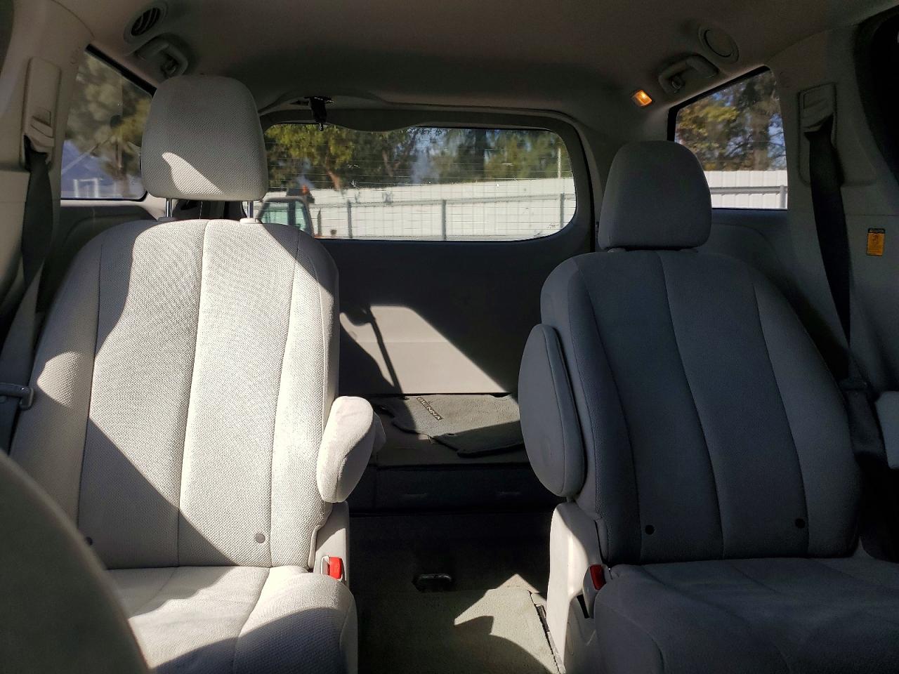 2013 TOYOTA SIENNA photo 19