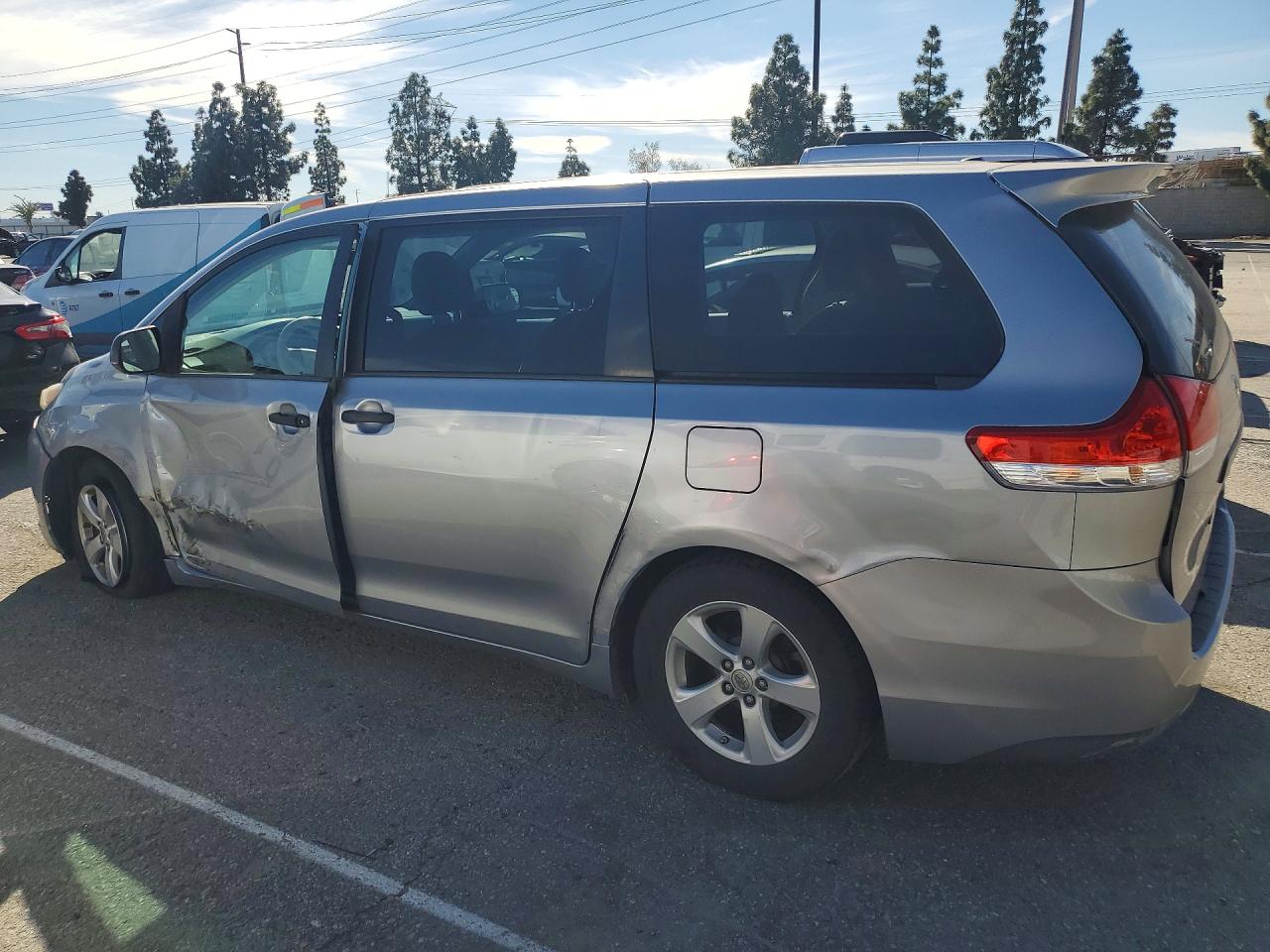 2013 TOYOTA SIENNA photo 3
