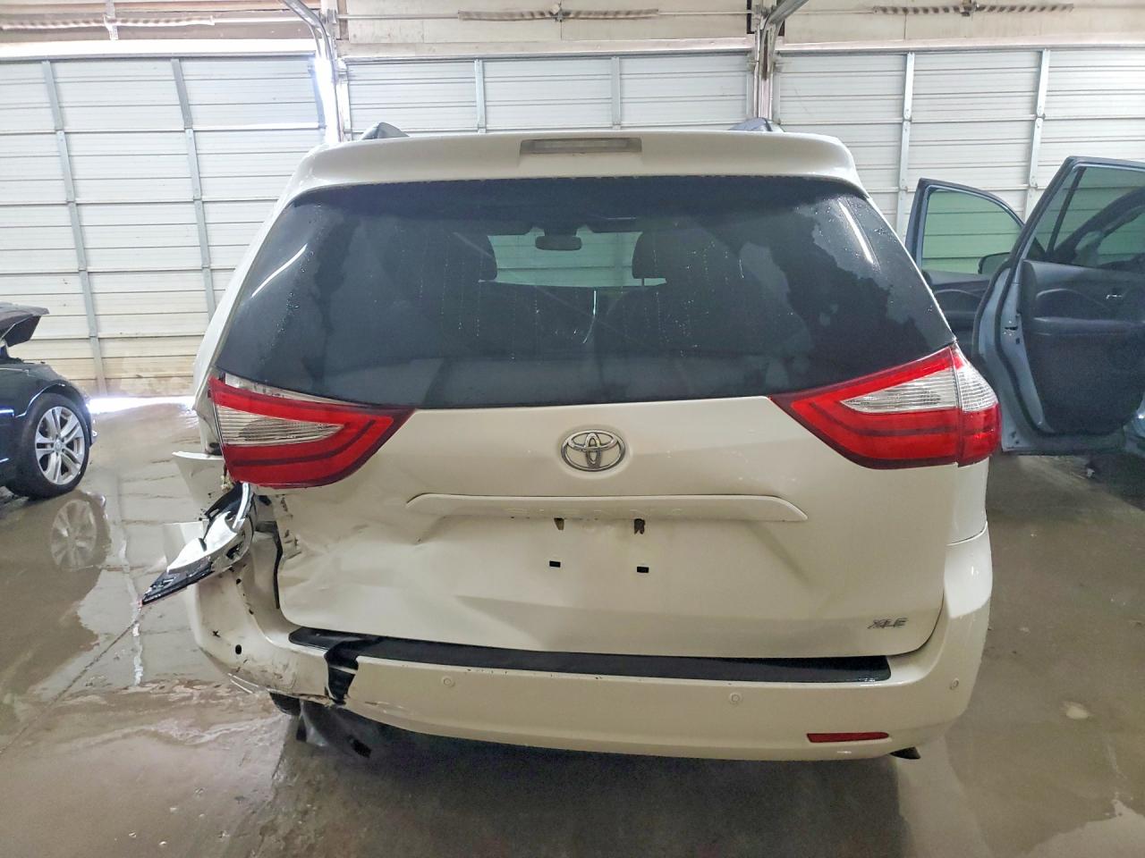 2017 TOYOTA SIENNA XLE PREMIUM 8-PASSENGER photo 6