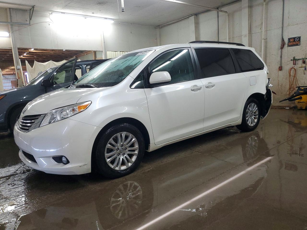 2017 TOYOTA SIENNA