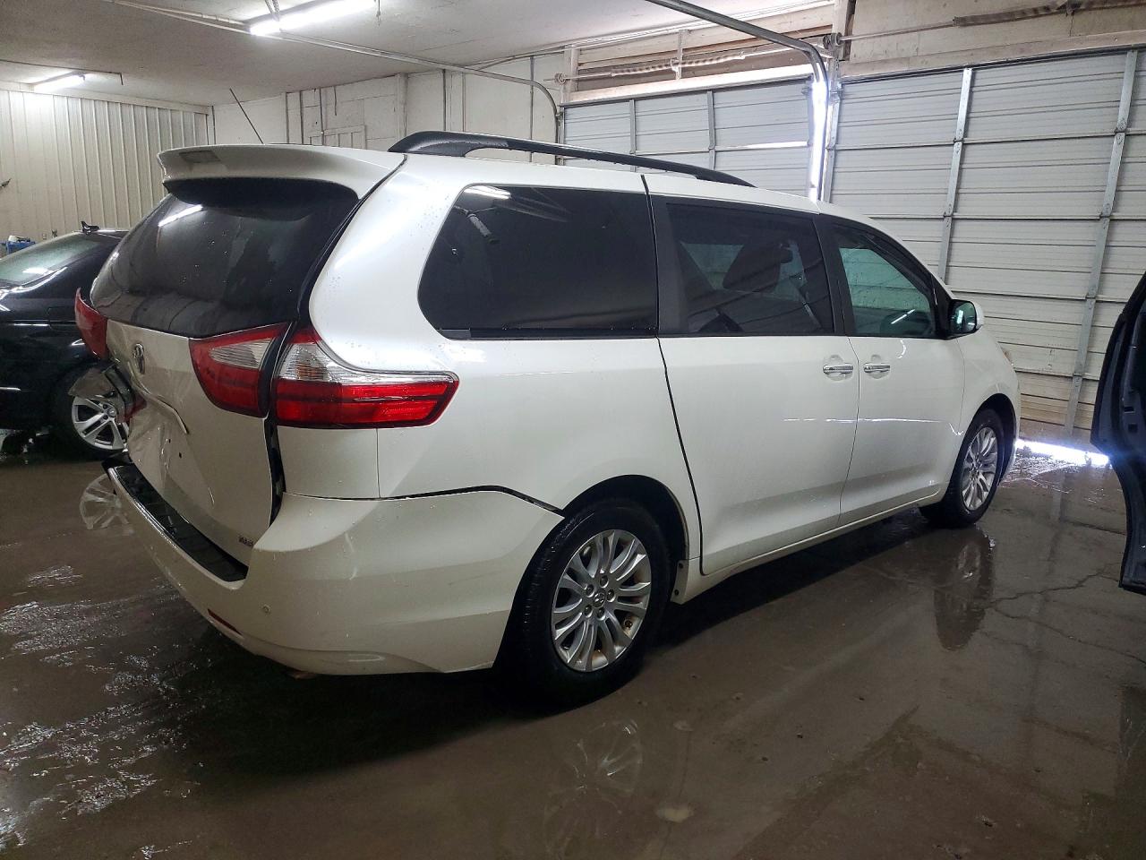 2017 TOYOTA SIENNA XLE PREMIUM 8-PASSENGER photo 3
