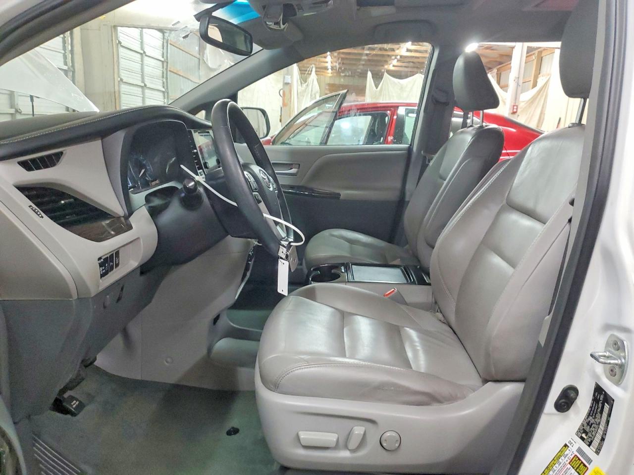 2017 TOYOTA SIENNA XLE PREMIUM 8-PASSENGER photo 7