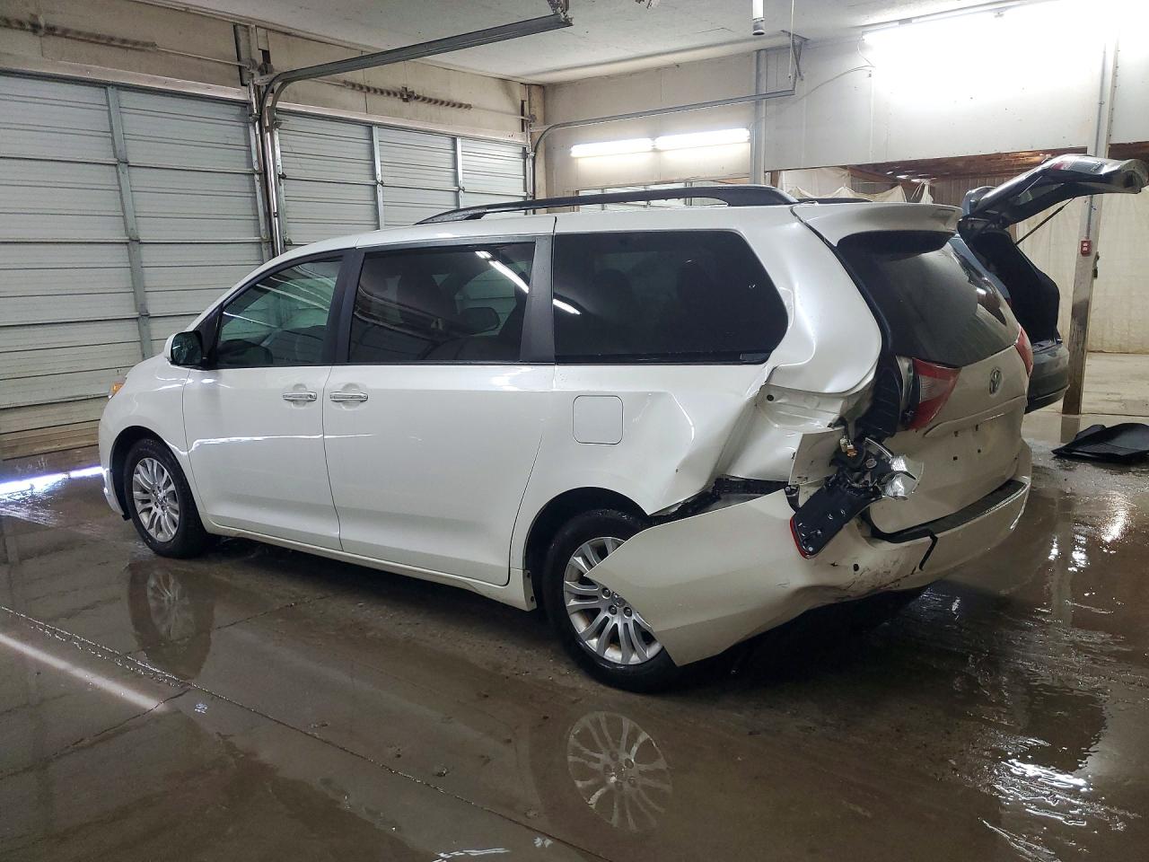 2017 TOYOTA SIENNA XLE PREMIUM 8-PASSENGER photo 2