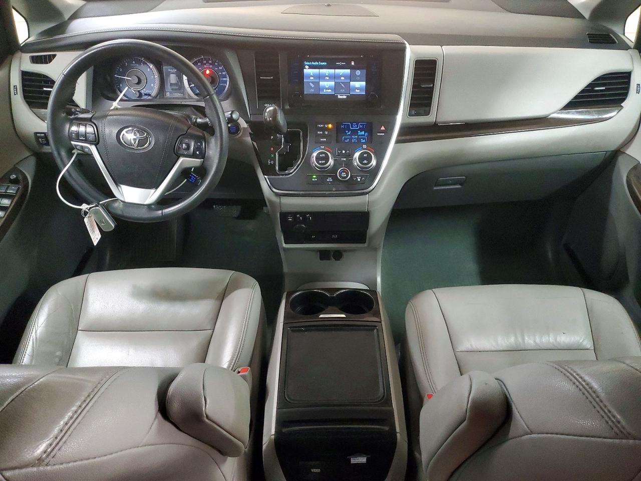 2017 TOYOTA SIENNA XLE PREMIUM 8-PASSENGER photo 8