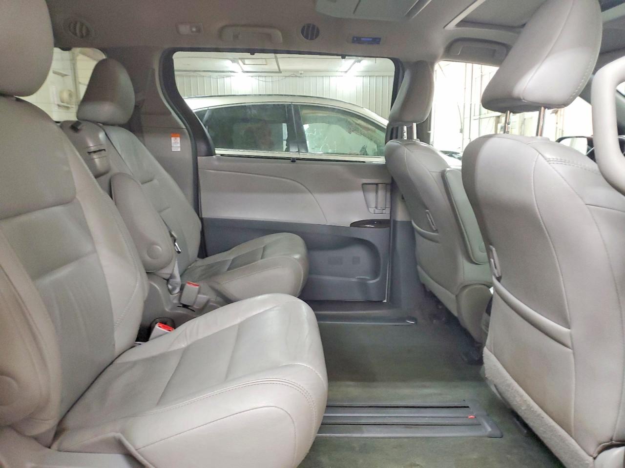 2017 TOYOTA SIENNA XLE PREMIUM 8-PASSENGER photo 11