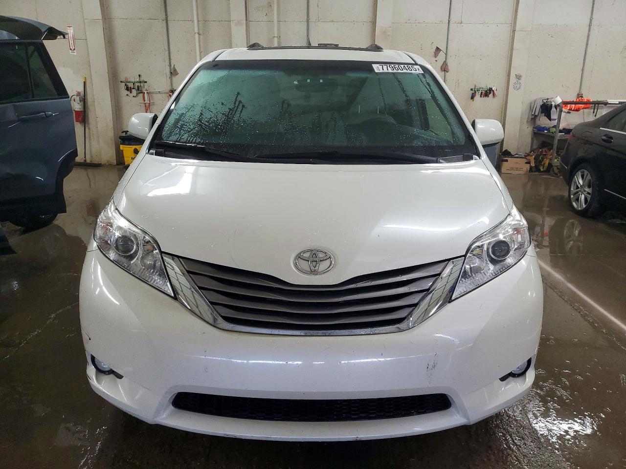 2017 TOYOTA SIENNA XLE PREMIUM 8-PASSENGER photo 5