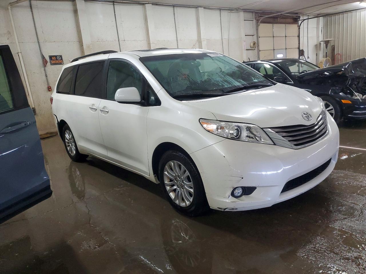 2017 TOYOTA SIENNA XLE PREMIUM 8-PASSENGER photo 4