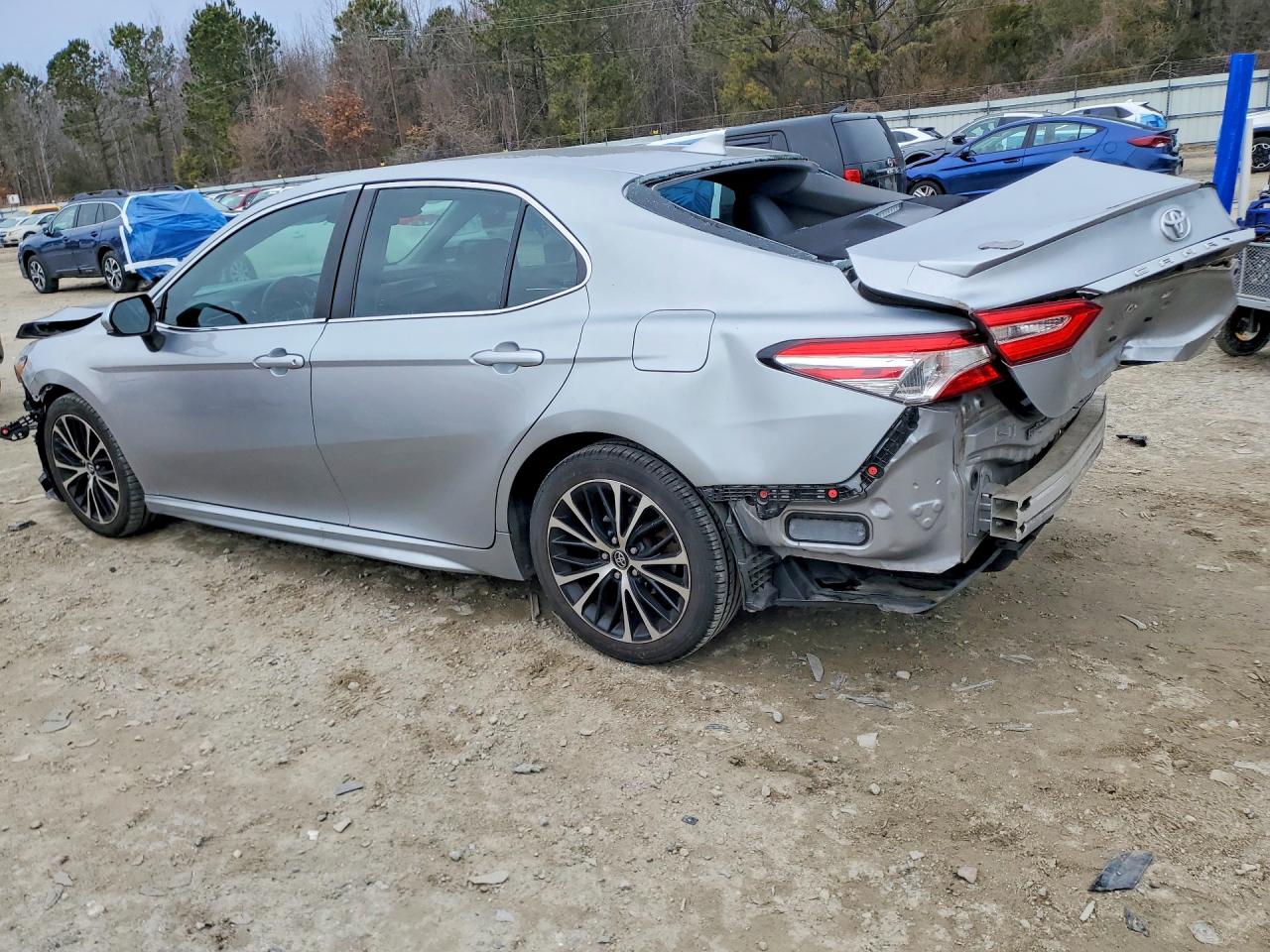 2020 TOYOTA CAMRY SE photo 3