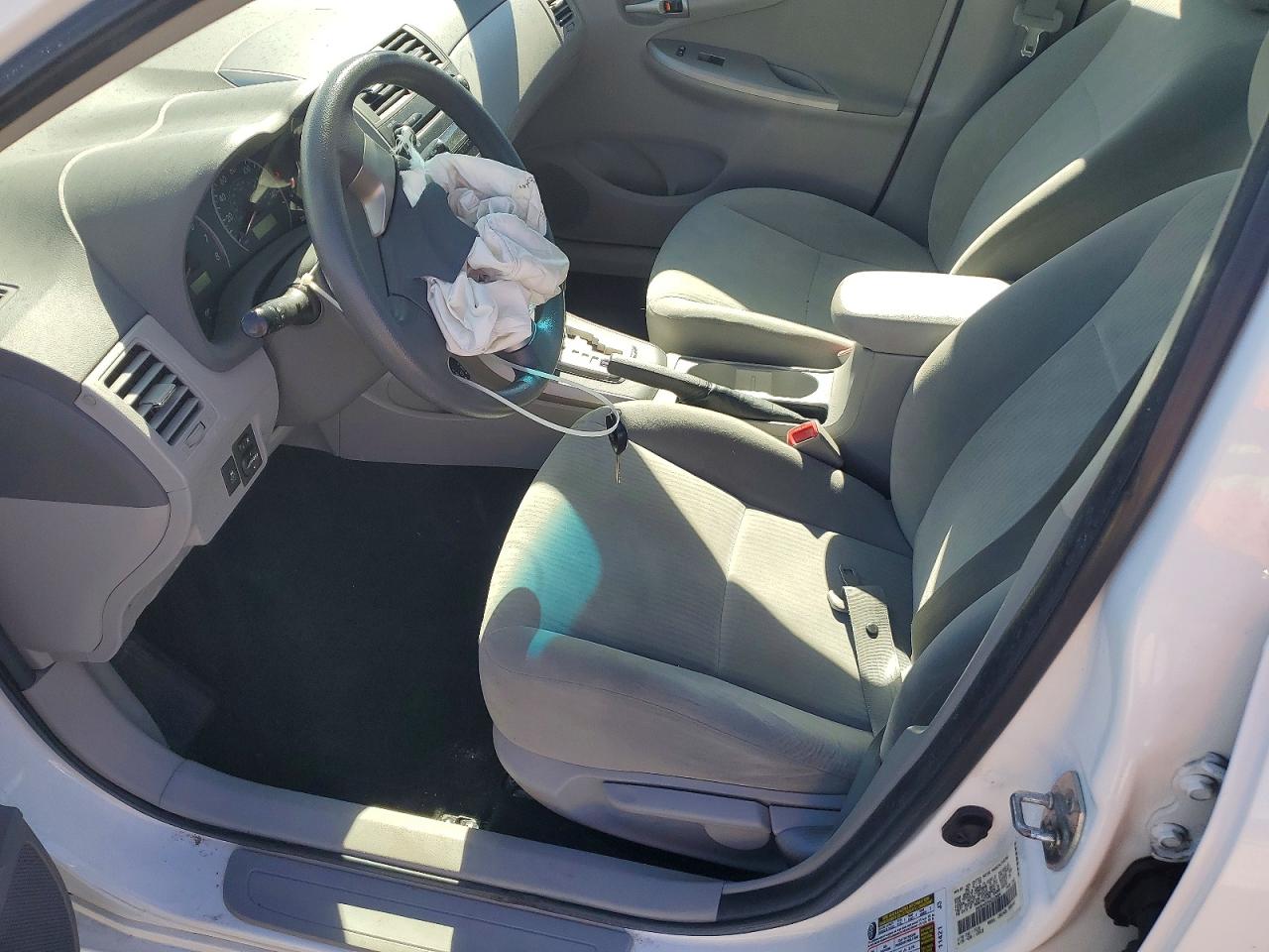 2010 TOYOTA COROLLA LE photo 13