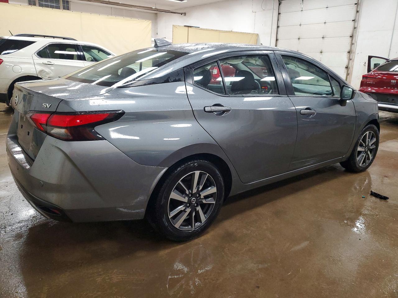 2021 NISSAN VERSA SV photo 5