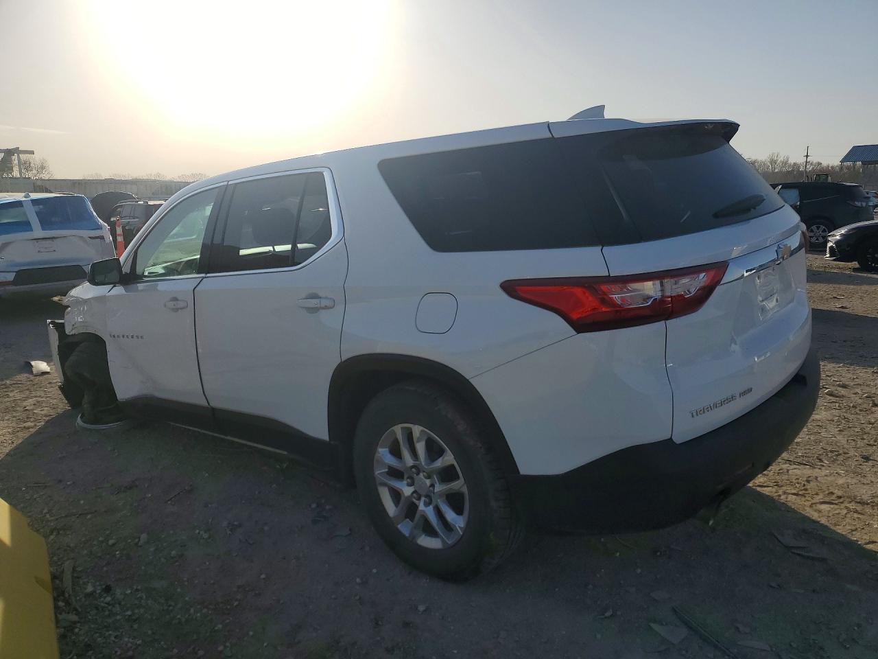 2019 CHEVROLET TRAVERSE LS photo 2