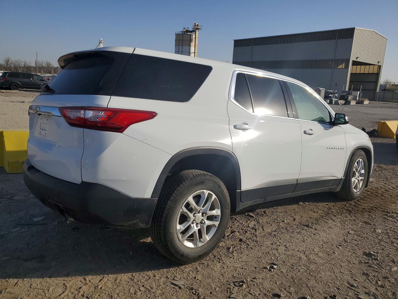 2019 CHEVROLET TRAVERSE LS photo 3