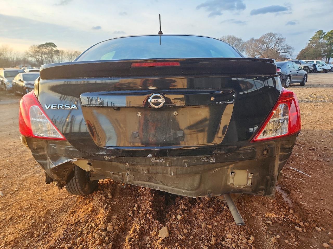 2019 NISSAN VERSA S photo 6