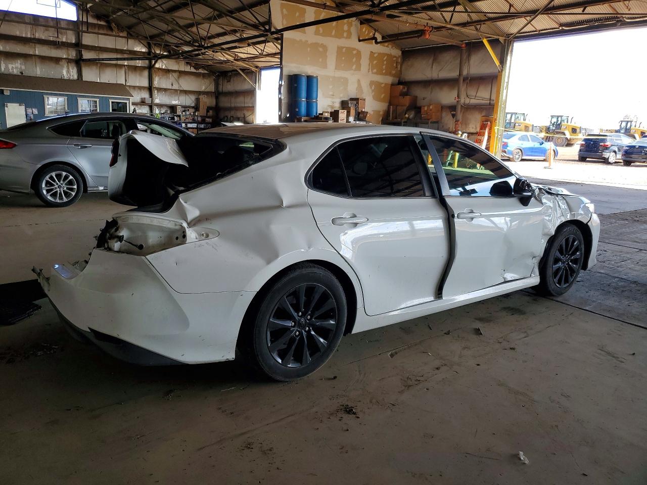 2018 TOYOTA CAMRY L photo 3
