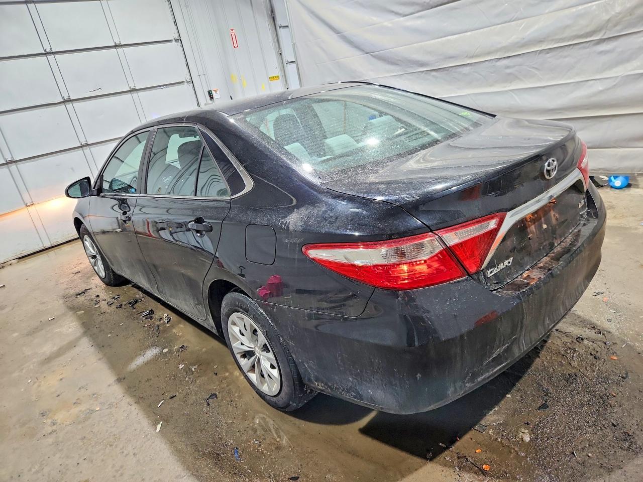 2016 TOYOTA CAMRY LE photo 3