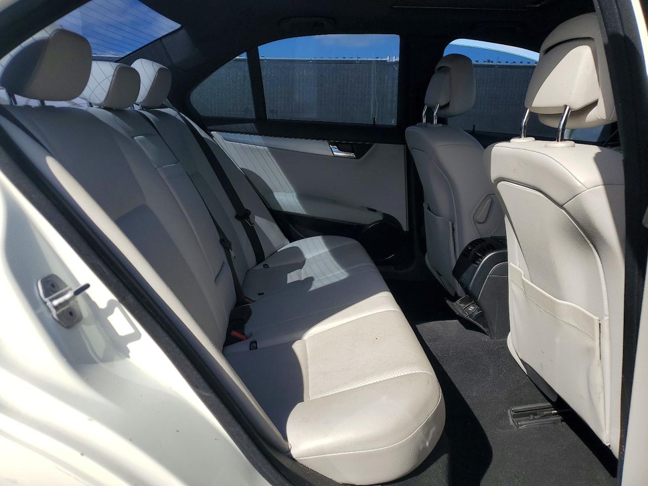 2011 MERCEDES-BENZ C 300 photo 19