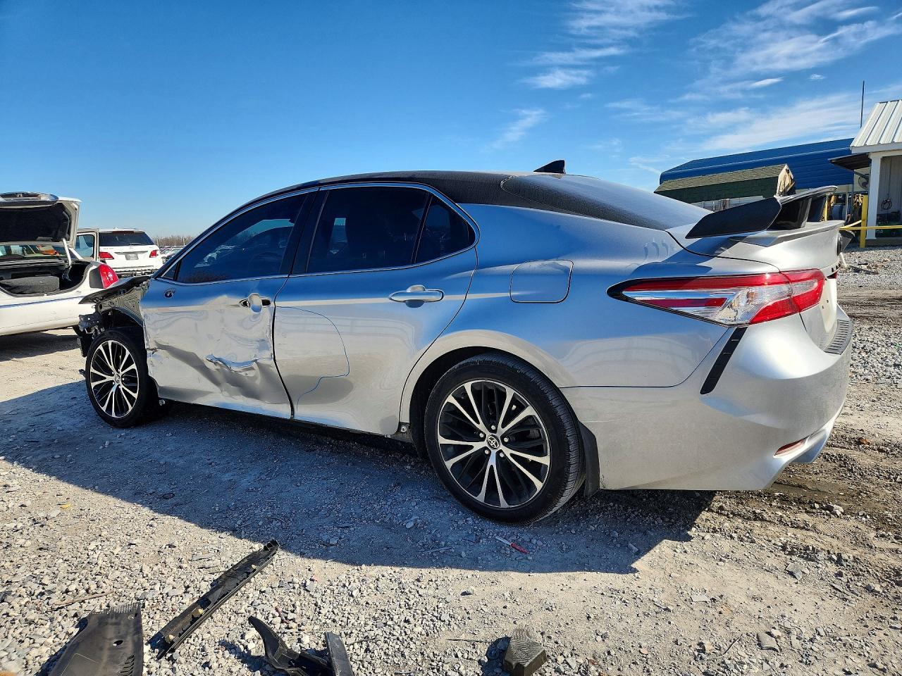 2020 TOYOTA CAMRY SE photo 3