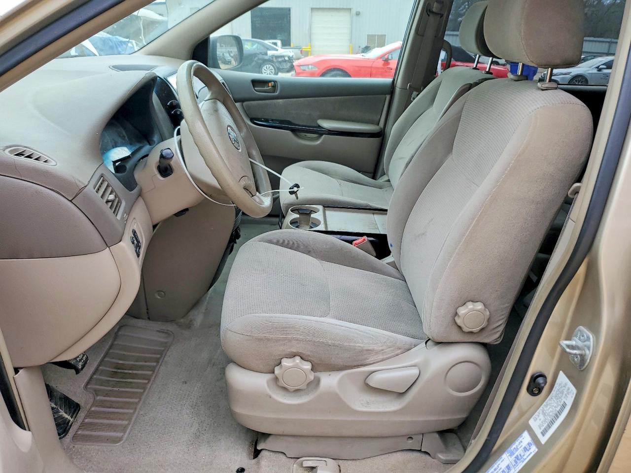 2004 TOYOTA SIENNA LE 7 PASSENGER photo 7
