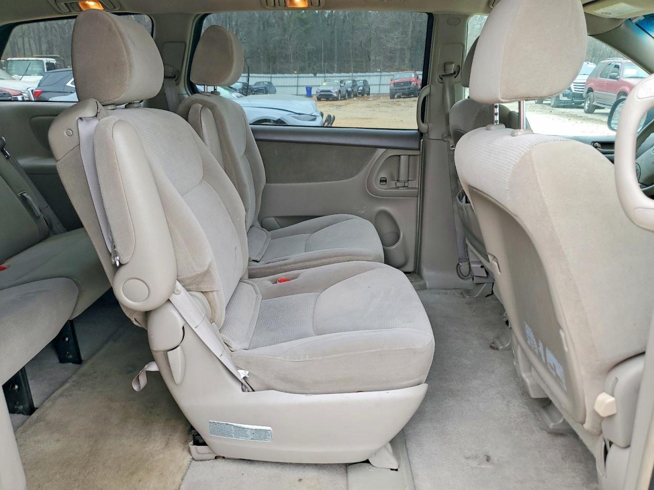 2004 TOYOTA SIENNA LE 7 PASSENGER photo 11