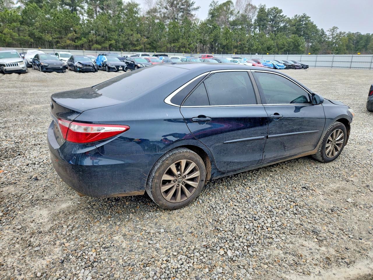 2015 TOYOTA CAMRY LE photo 3