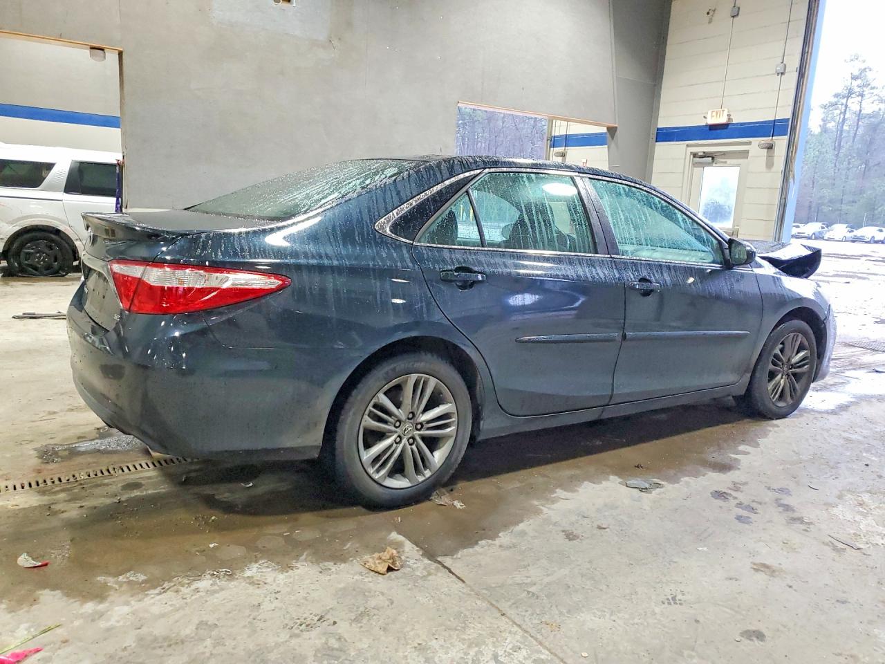 2016 TOYOTA CAMRY LE photo 3