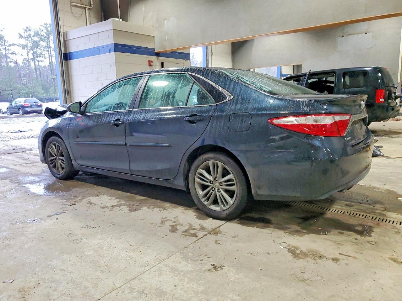2016 TOYOTA CAMRY LE photo 2